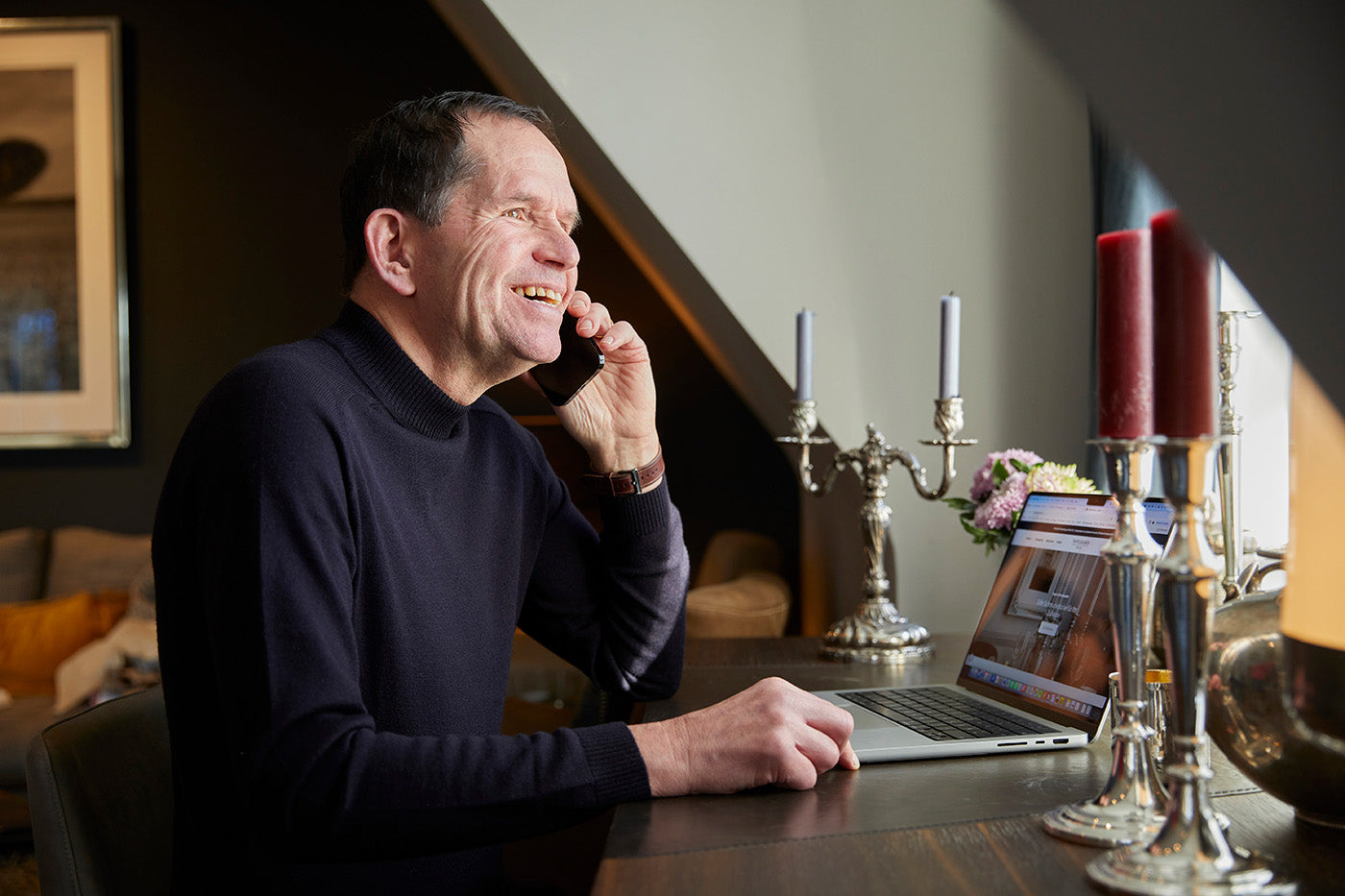 Tafelsilberkontor beim Telefonieren mit Kunden