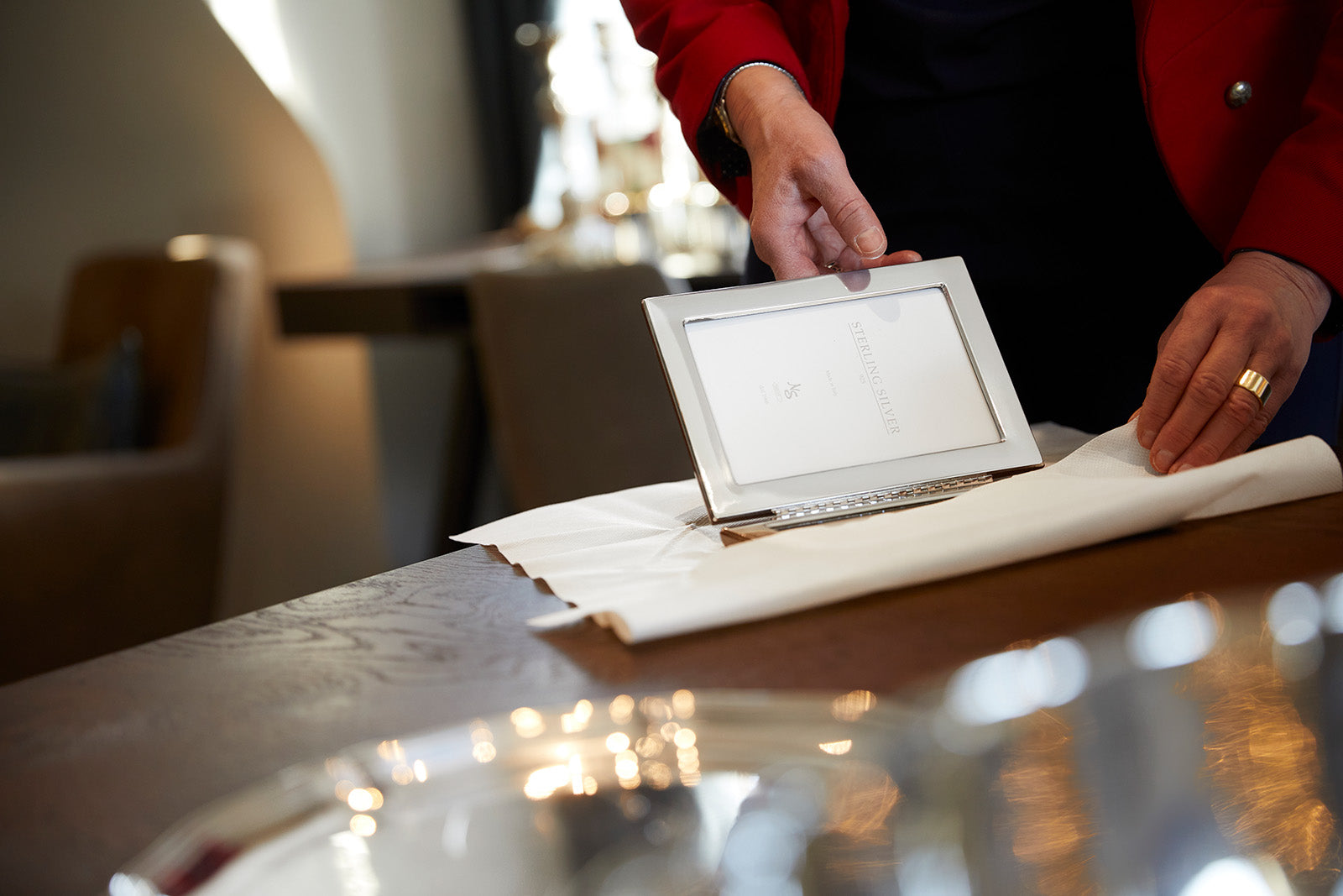 Silber Bilderrahmen beim Einpacken