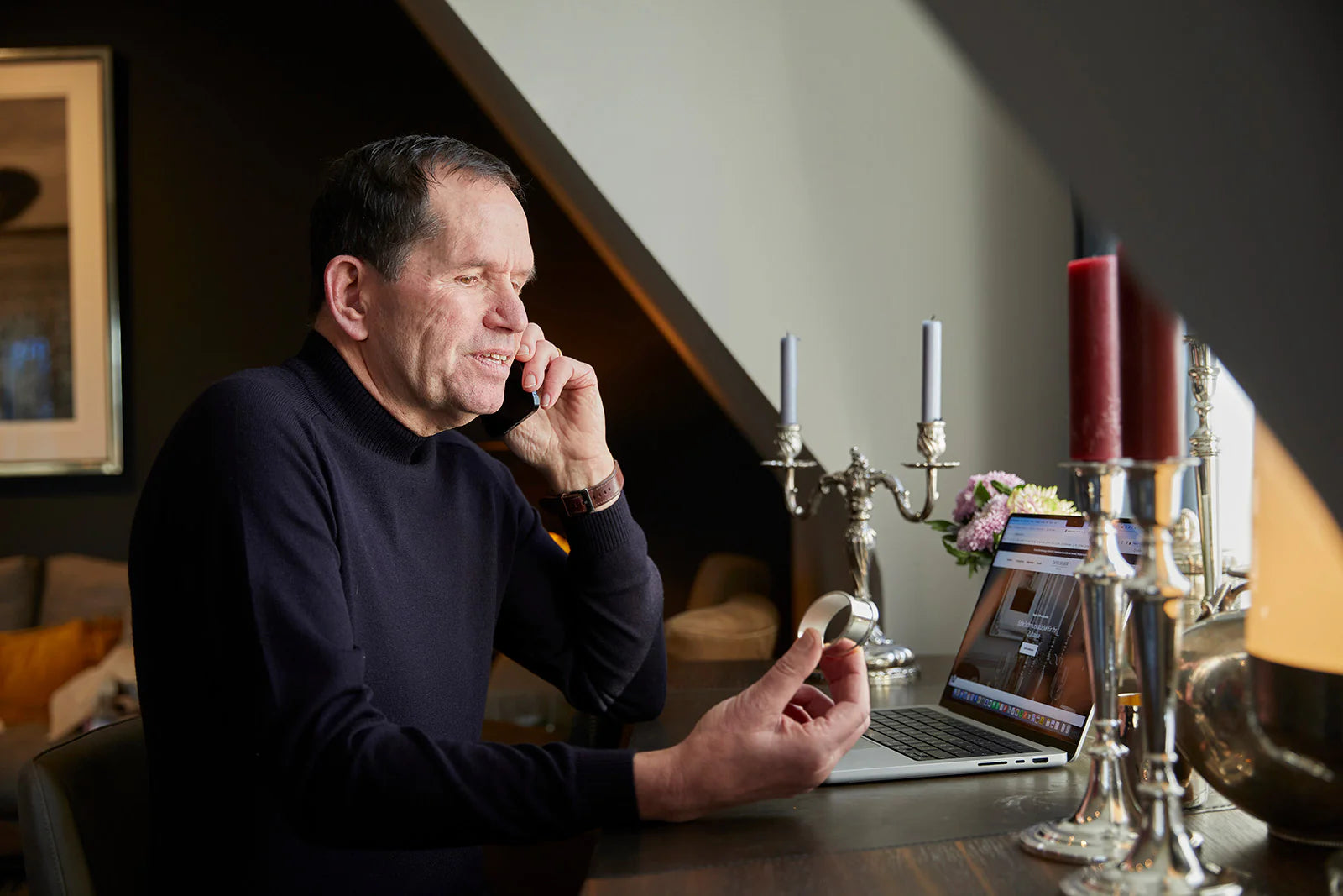 Autor Klaus Neubauer am Telefon