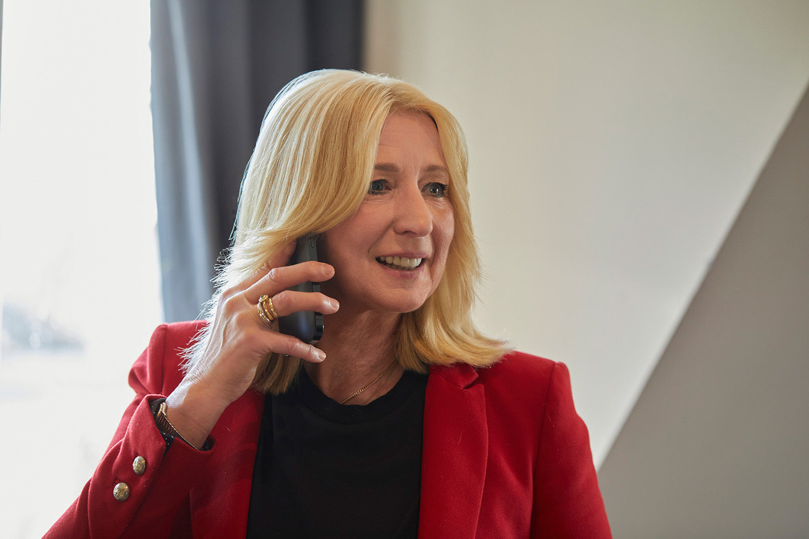 Tafelsilberkontor beim Telefonieren