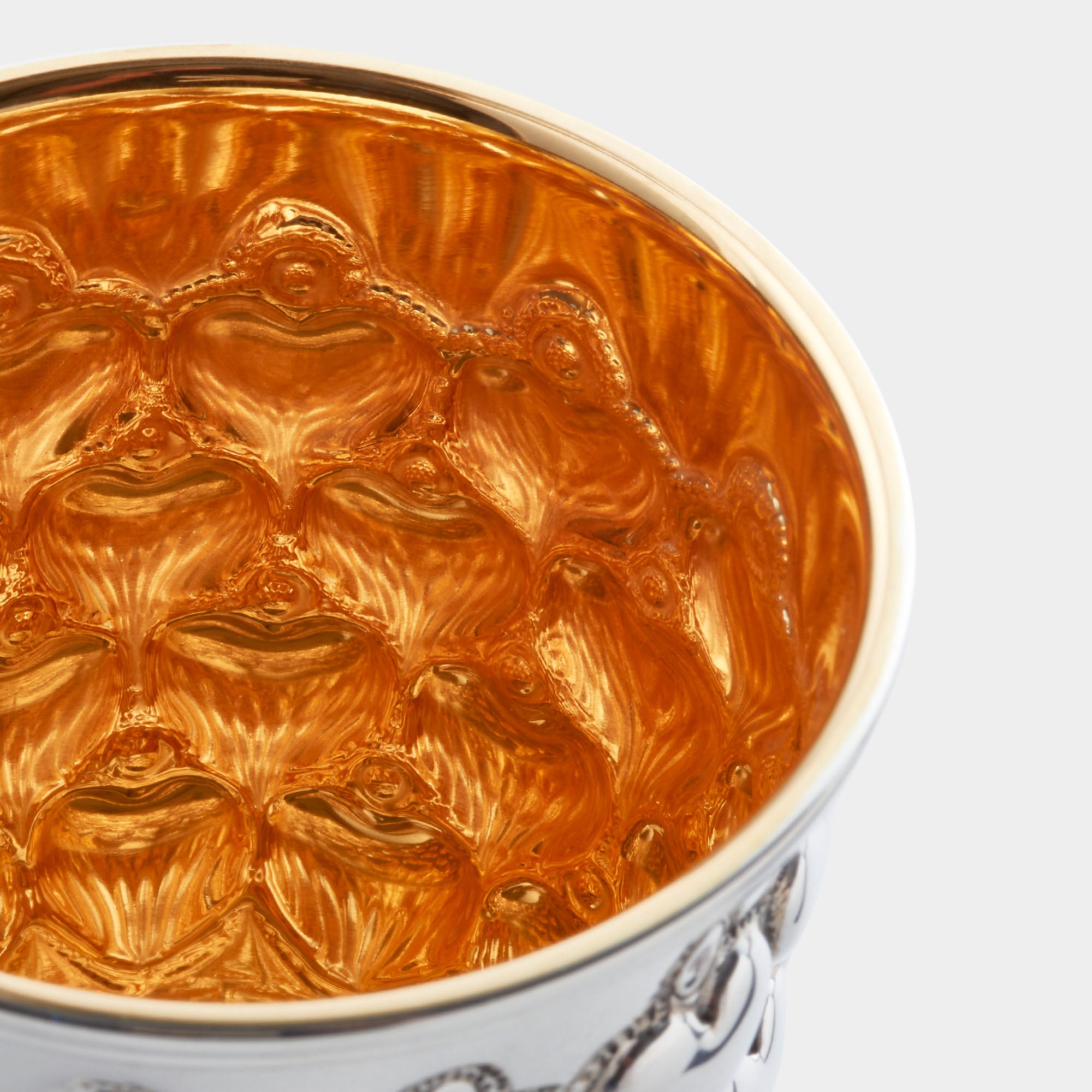 Luxuriöser Silberherzbecher mit Innenvergoldung - Bild 3