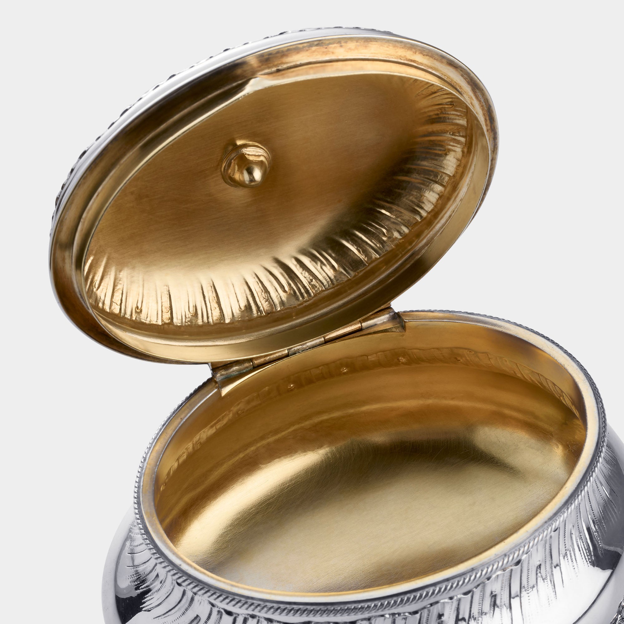 Silberne Gebäckdose auf Füßchen mit Rosenknopf