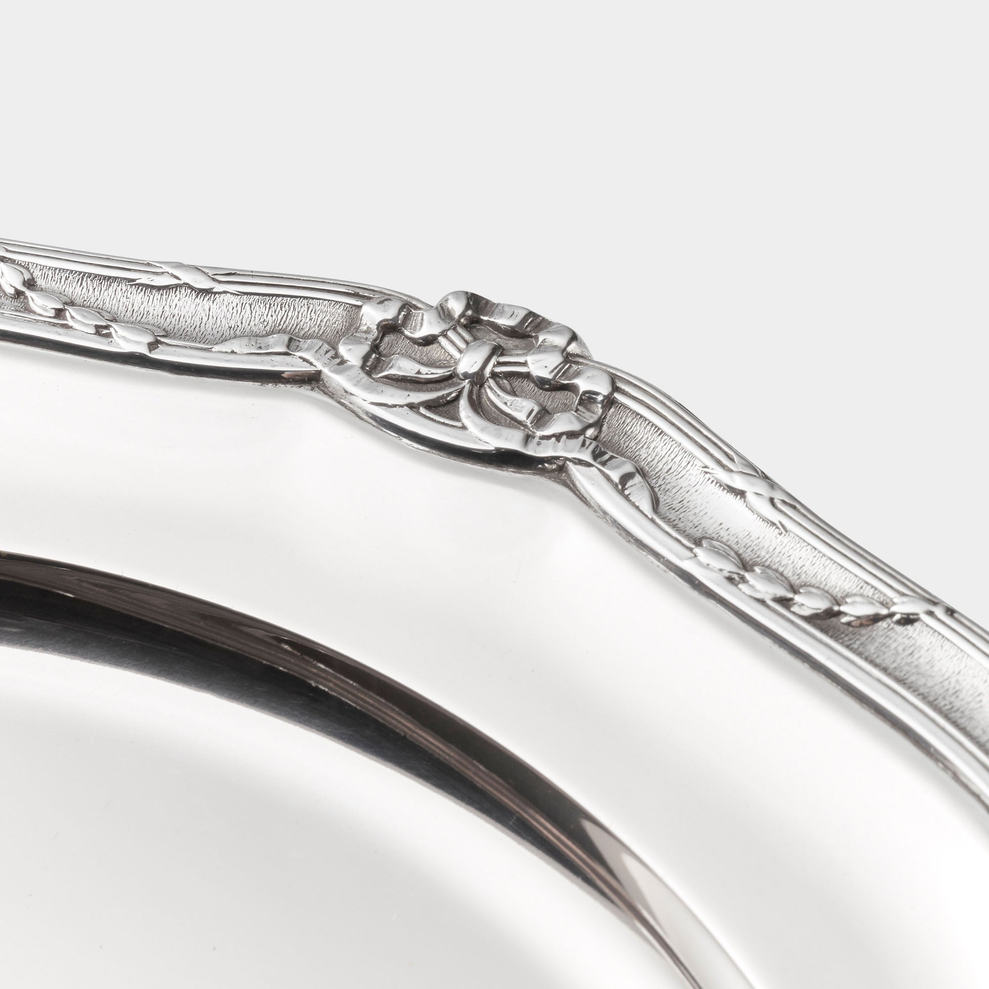 Handgefertigter Belgischer Silberteller mit Schleifendekor - Bild 3