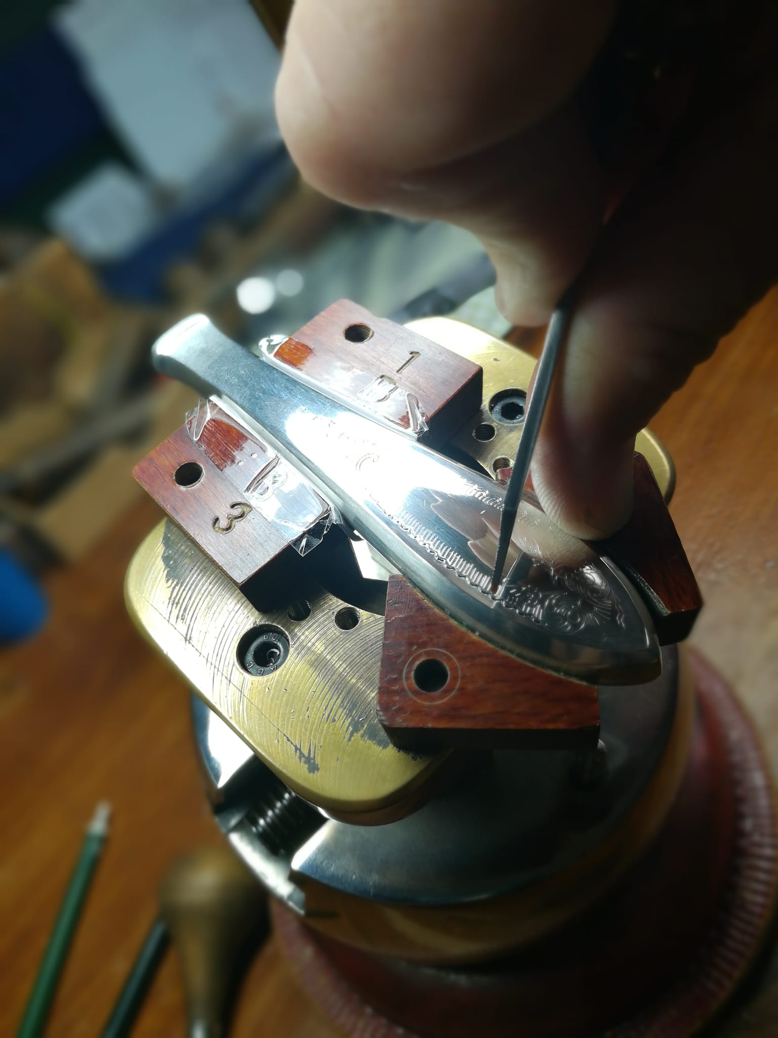 Silber Gravur in der Herstellung