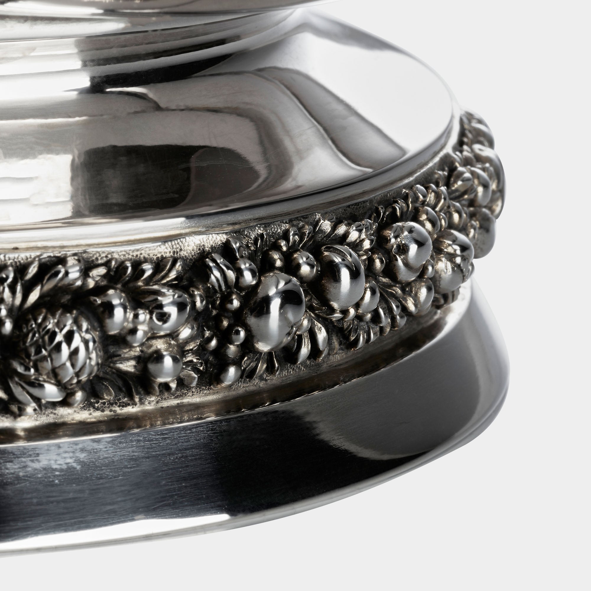 Handgefertigte Silberschale mit Blütenrand von Koch & Bergfeld - Bild 2