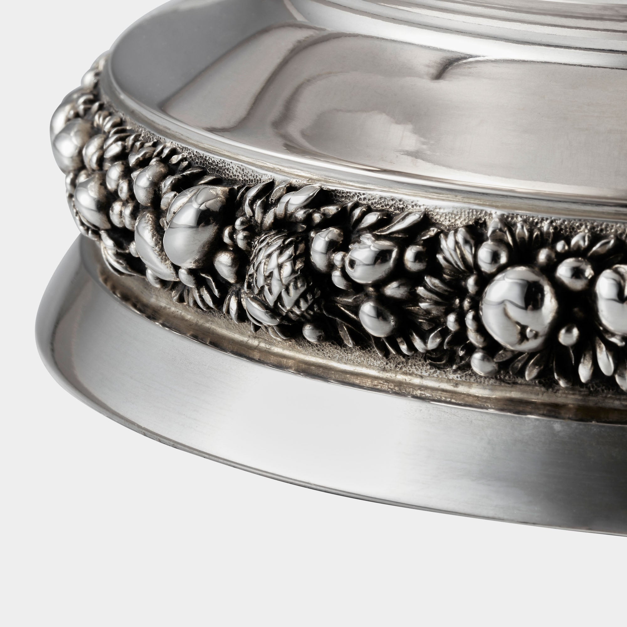 Handgefertigte Silberschale mit Blütenrand von Koch & Bergfeld - Bild 3